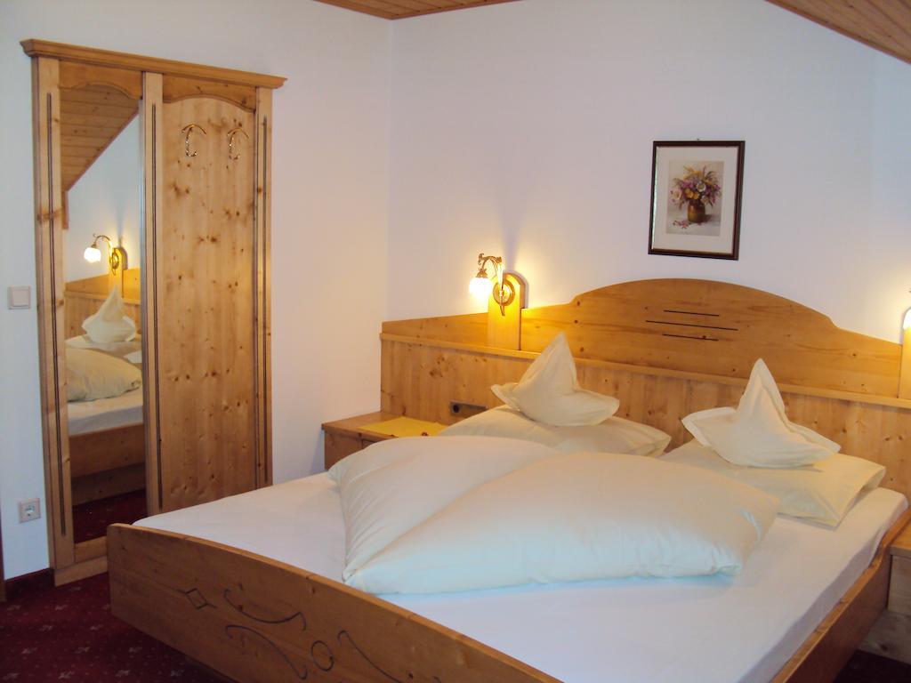 Residence Krone Schenna Kamer foto